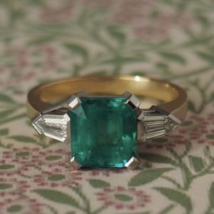 Artemis - 18YG 2.88ct Colombian Octagonal Emerald Three Stone Ring with PLT Setting and .431ct TDW D-F VVS Bullet Diamond Sides