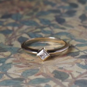 Buxus - 18YG .15ct D-G VS Carre Diamond Rub Set Solitaire Ring Size Q