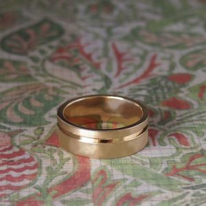 Caproni - 9YG 8mm Flat Band with Offset Groove Polished & Brushed Finish Size W