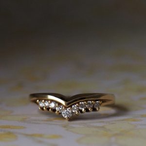 Claire - 18YG 0.16ct TDW Common Claw Set Shallow V Shaped Band