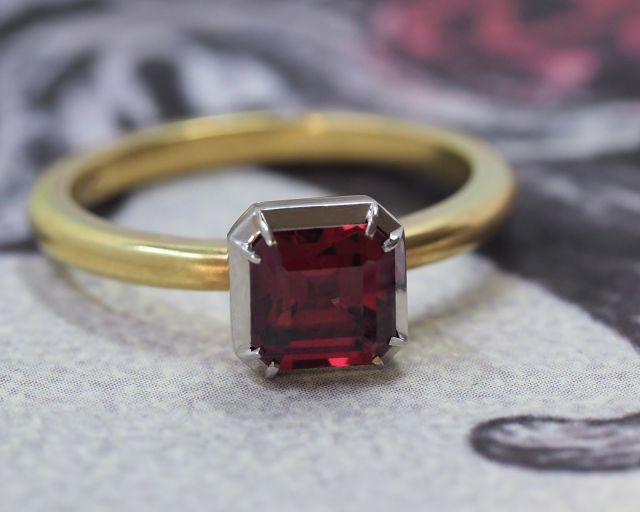 18ct yellow gold band with a platinum set With a clipped corner garnet. This beauty is in-store now so pop in and try her….

#filigreefinejewels #handmade #garnet #gemstones